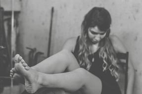 Model Girl Barefooted blak and white
