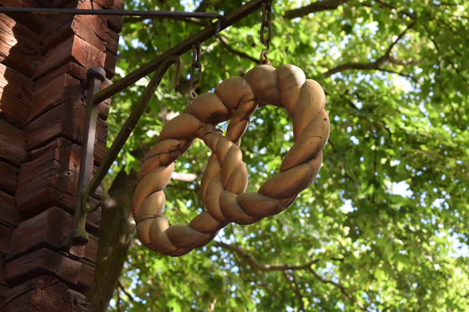 pretzel sign