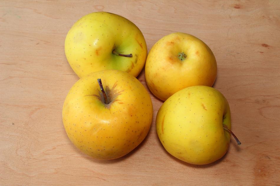 sweet four apples