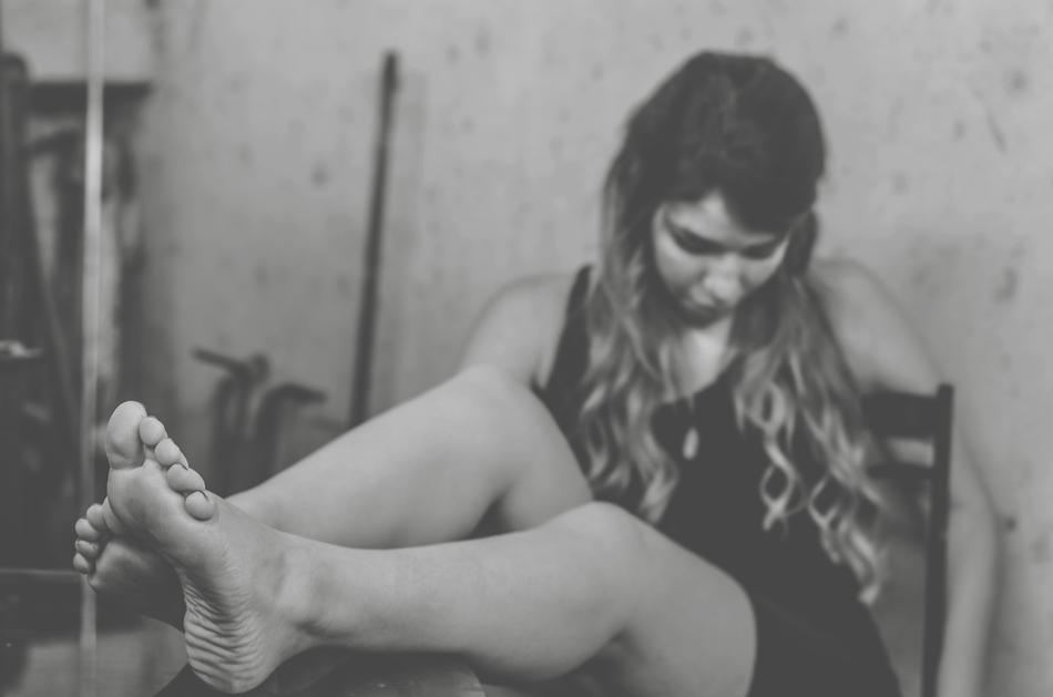 Model Girl Barefooted blak and white