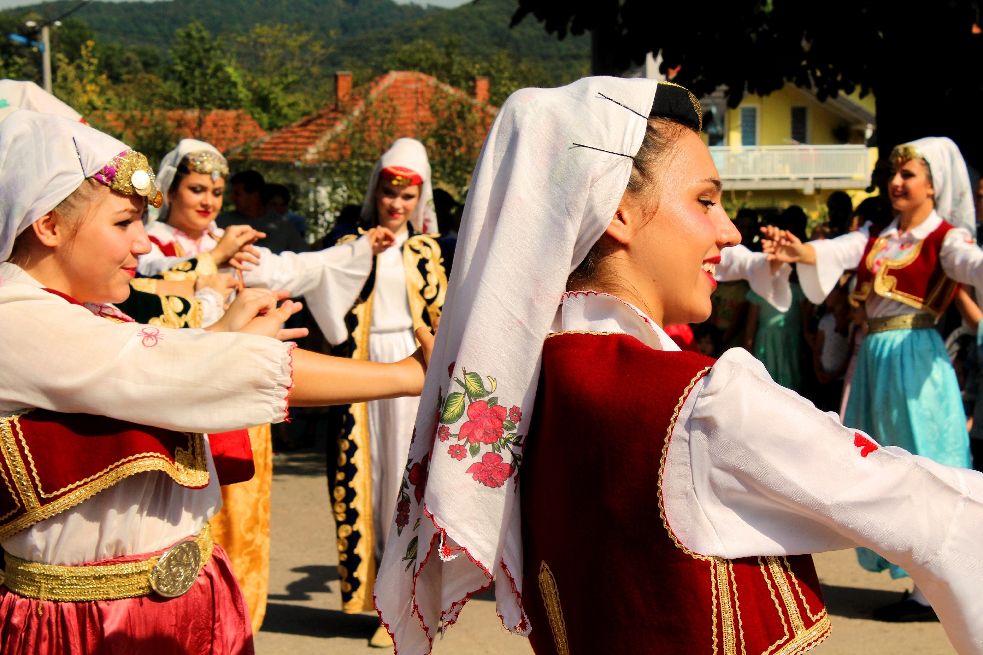 Сербия особенности. Босния и Герцеговина культура народ. Босния и Герцеговина жители. Босния и Герцеговина население. Боснийки в национальной одежде.