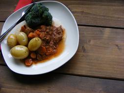 boiled potatoes in brocolli sauce