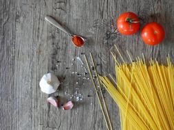 noodles with fresh tomatoes