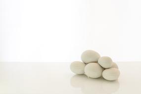 there are a lot of white rocks on the table