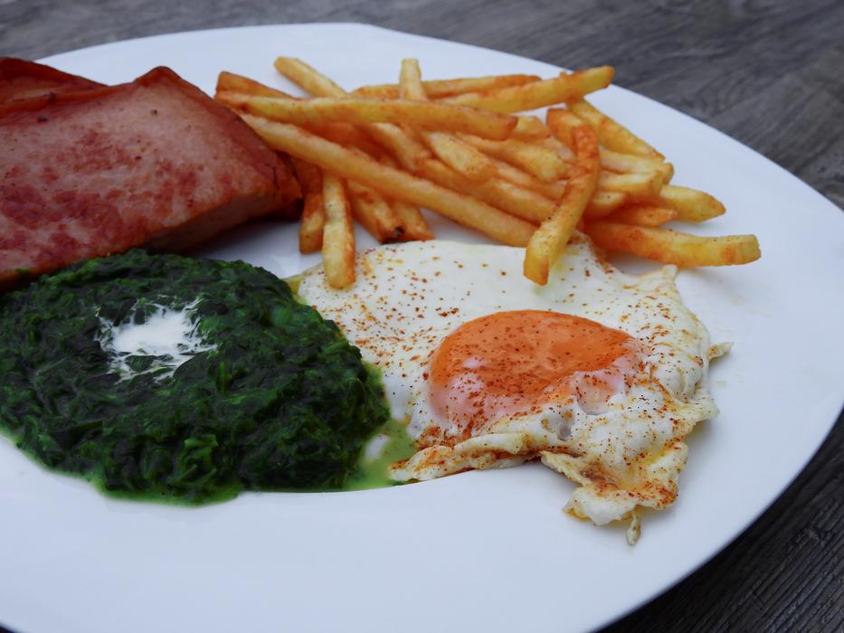 Fried egg with spinach and potatoes