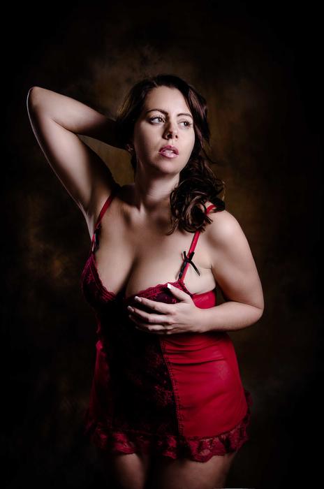Model Curvy Monochrome Studio