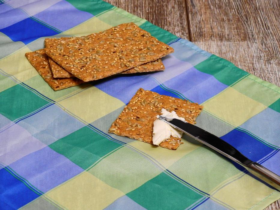 Dried gravy crackers
