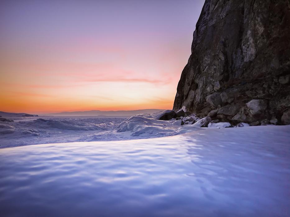 the white water surface by the cliff