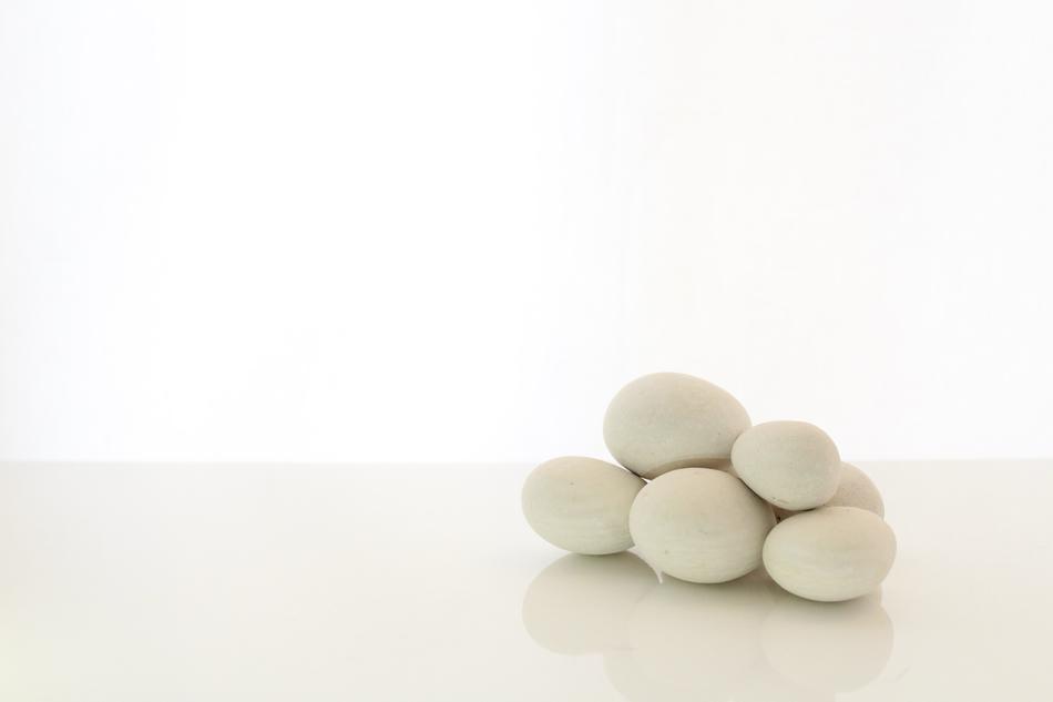 there are a lot of white rocks on the table