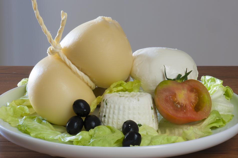Cheese snacks with tomato