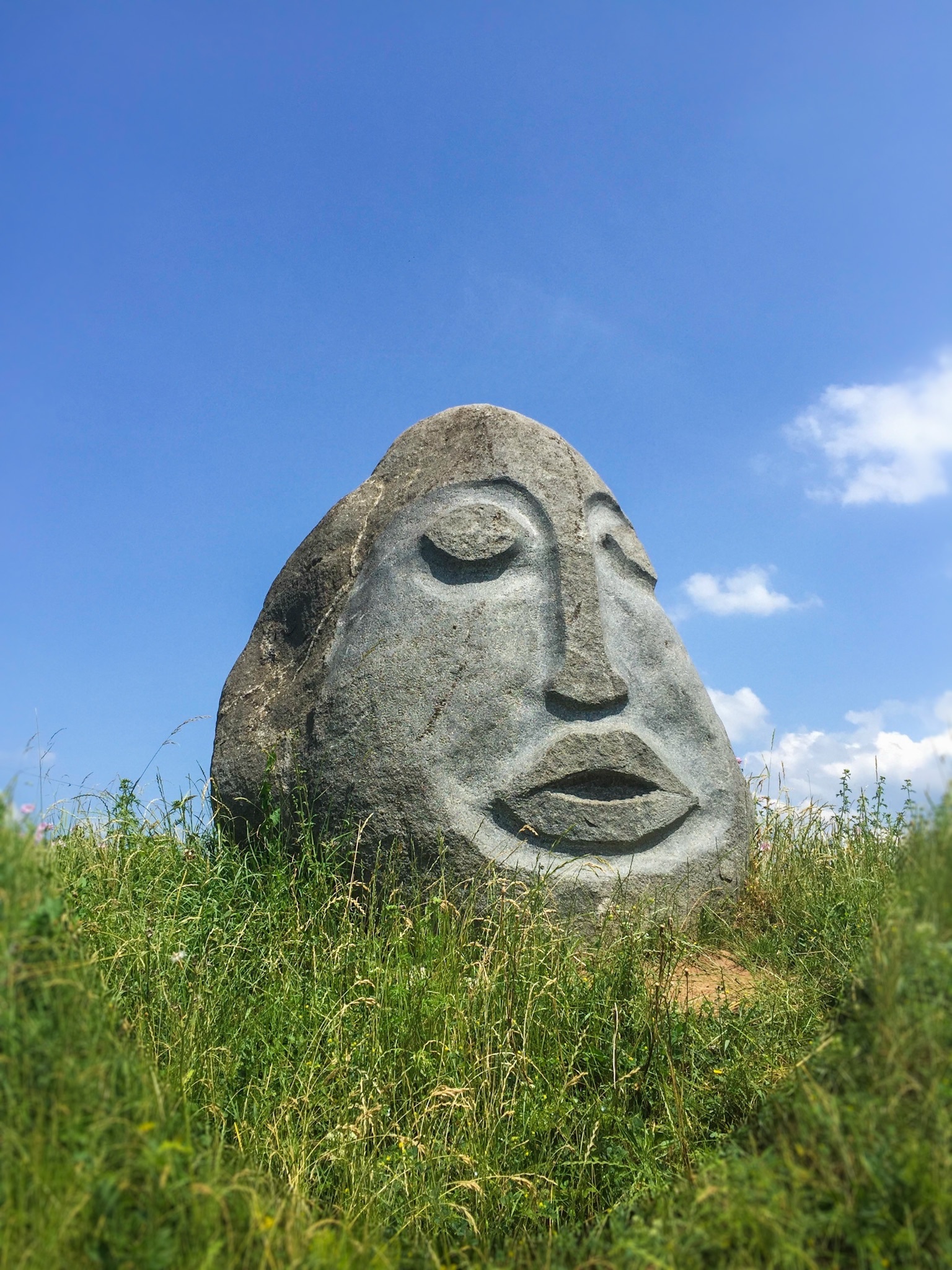 Сквозь каменное лицо. Каменное лицо. Камень с лицом. Статуя Каменное лицо. Камень с каменным лицом.