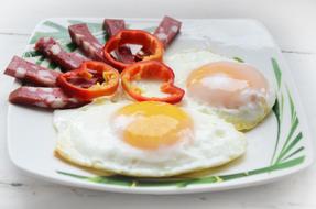 Fried egg with vegetables and meat