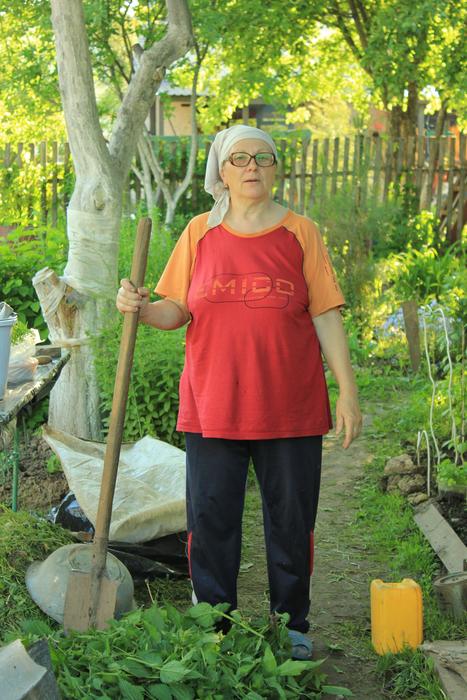 Russia Woman Garden Fashion