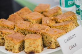carrot cake slices