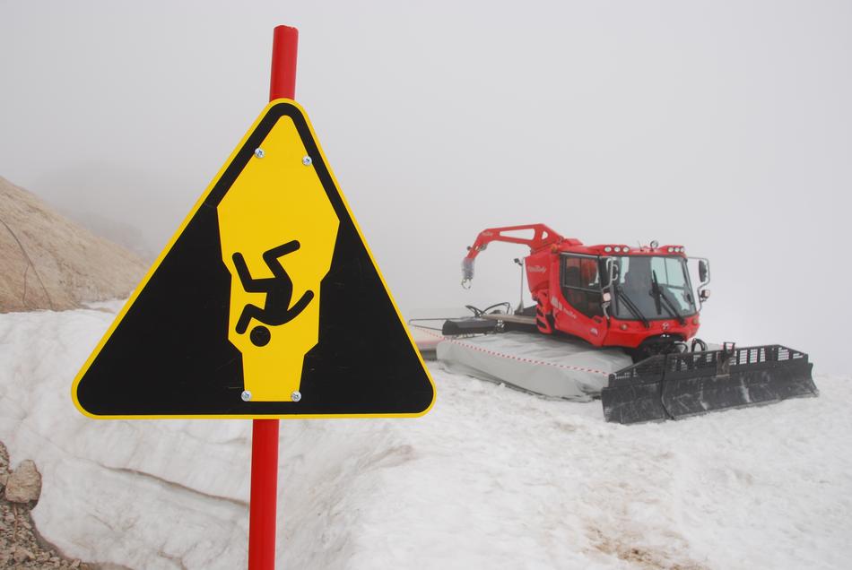 a sign of caution on the escalator in the snow