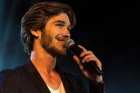 portrait of Amaury Vassili with microphone
