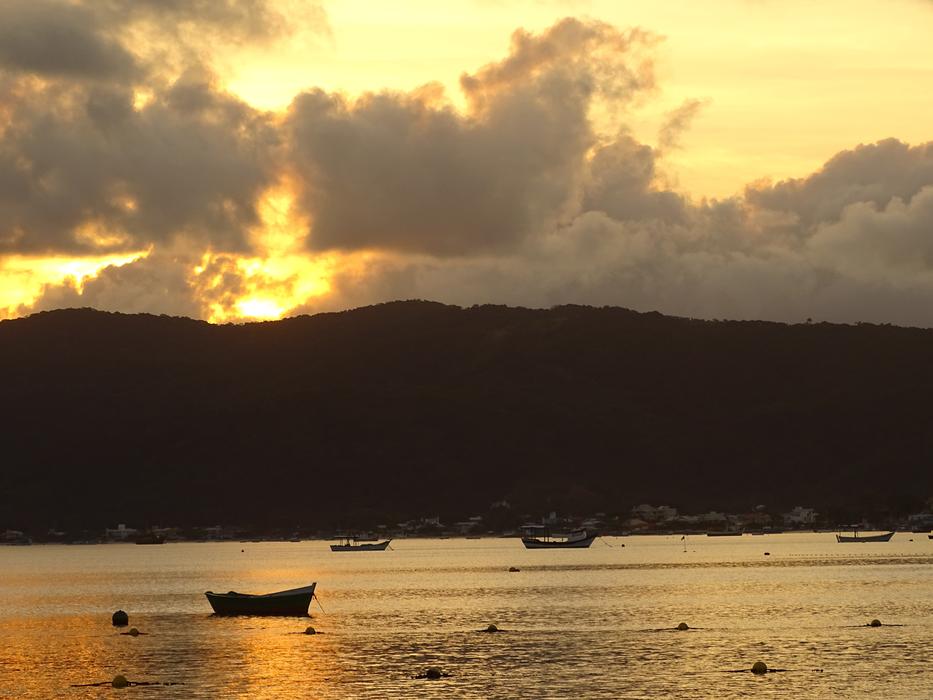 the silhouette of the mountains in the lake harbor
