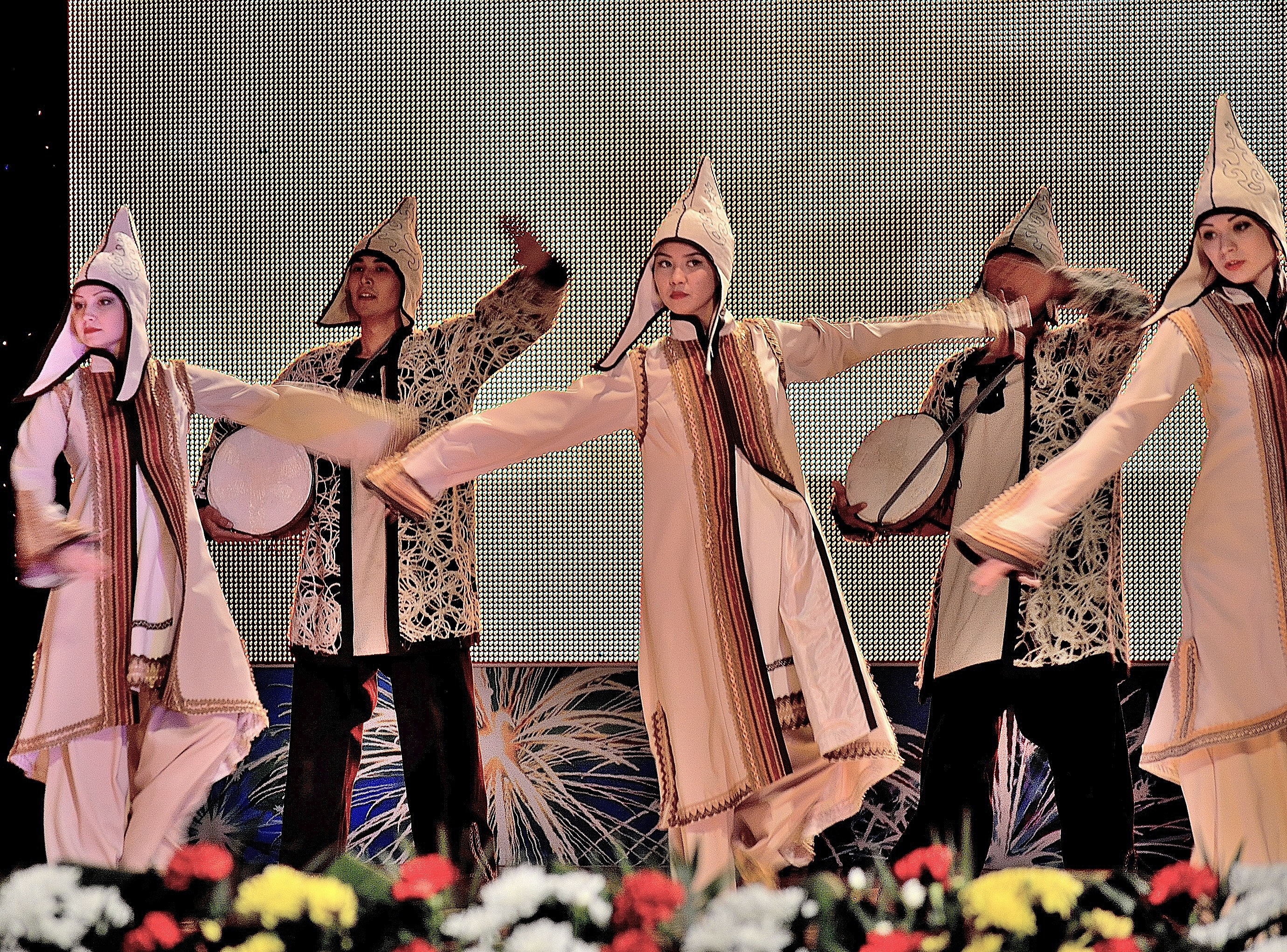 Казахи танцуют