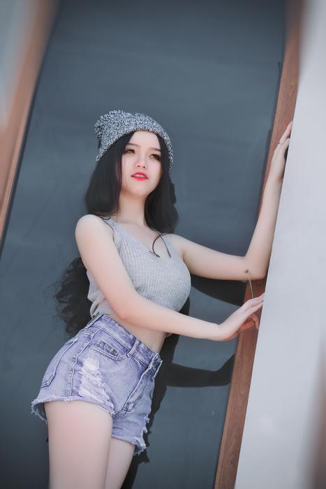 beautiful vietnamese girl in the doorway