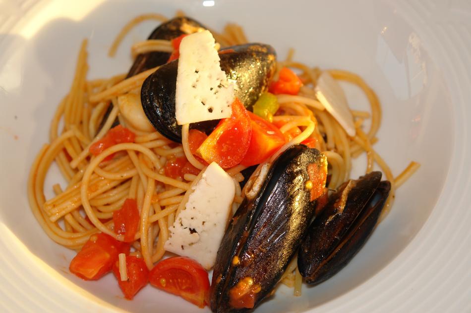 Spaghetti with cheese and vegetables