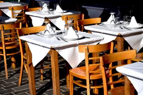 white napkins on the table