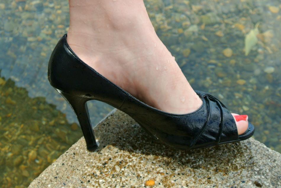 heel black pedicure