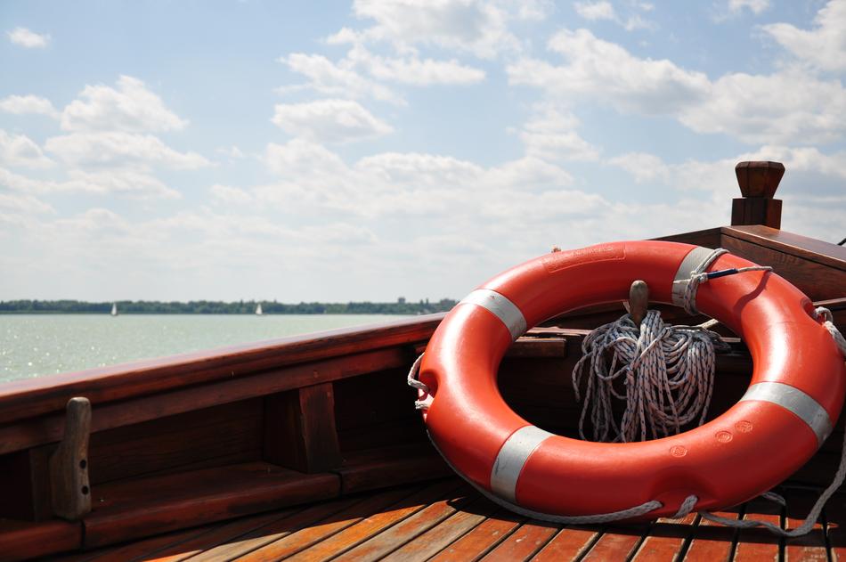 circle boat sea vacation