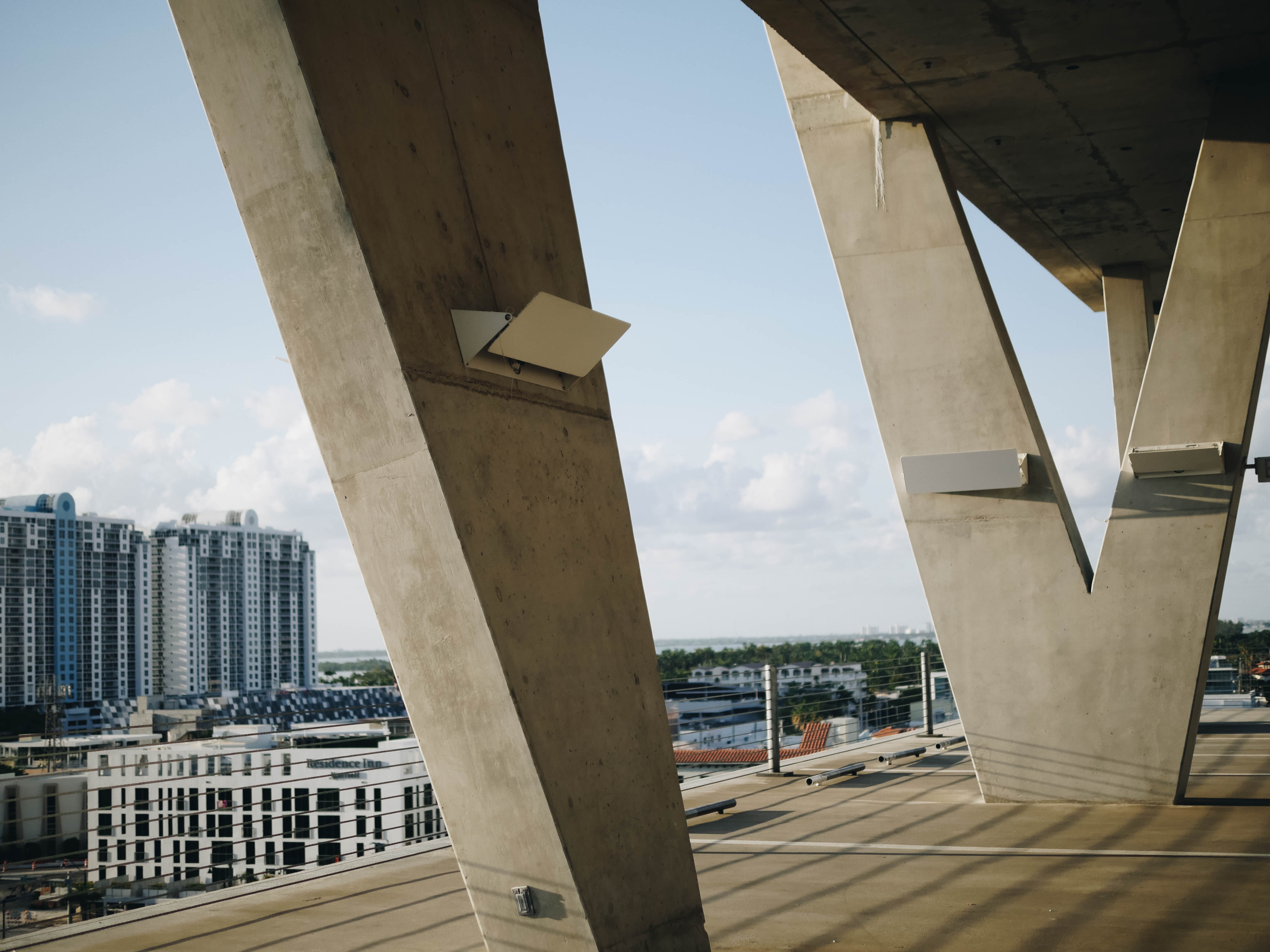 Здание мост. Мост с колоннами. Колонна под мостом. Мост из колонн. Оригинальные колонны мост.