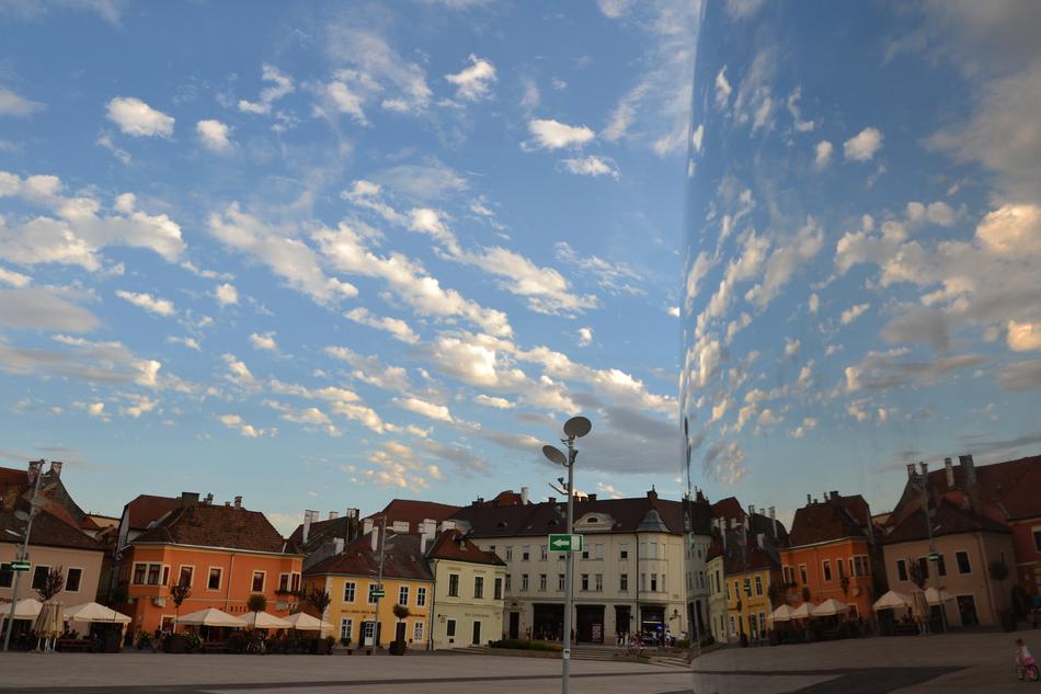 Győr Dunakapu Square Statue