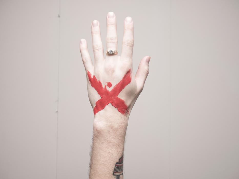 red cross Hand