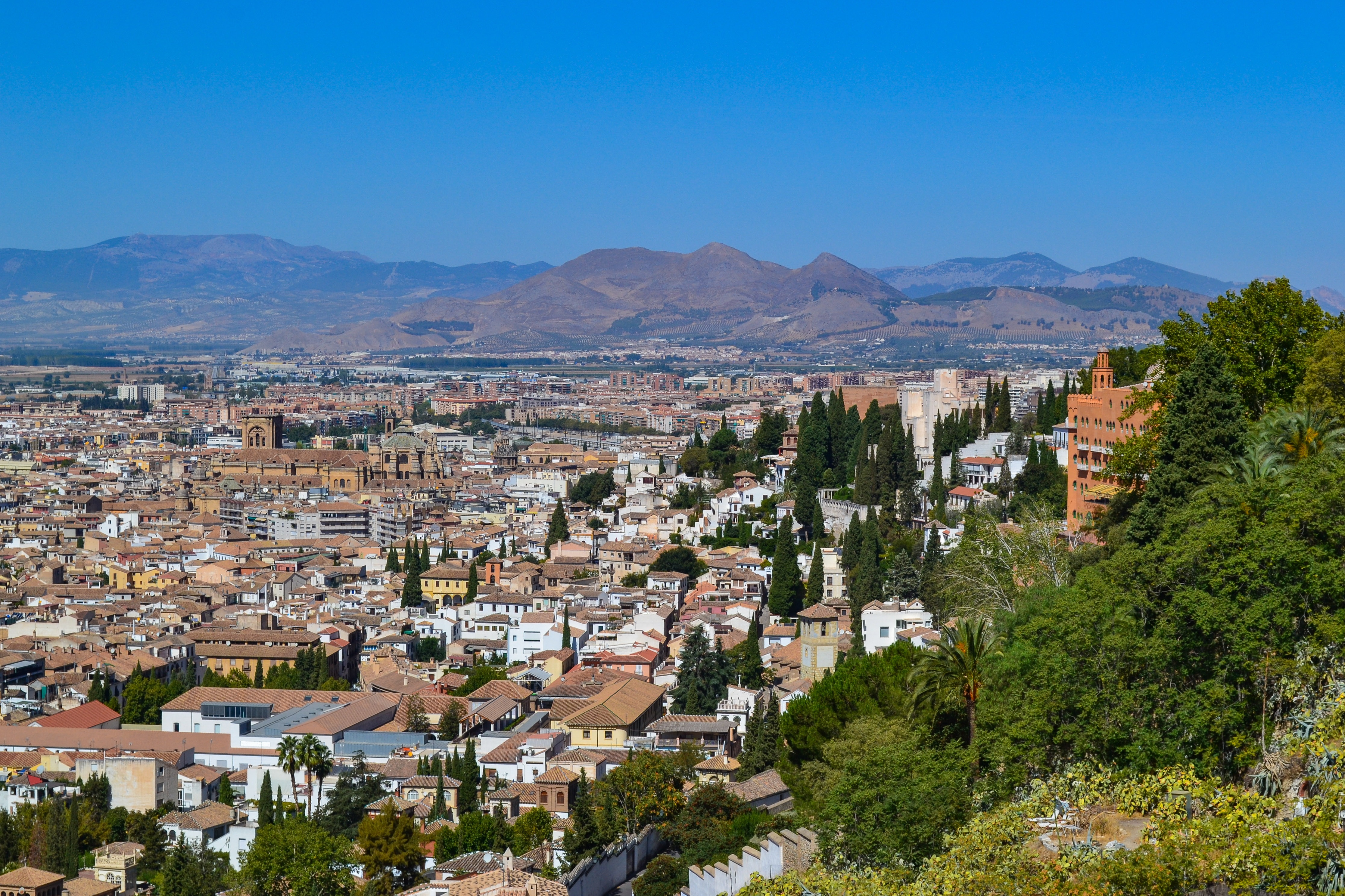 Granada spain. Гранада Испания. Альбания Гранада Испания. Испанский город Гранада. Испанский пейзаж Гранада.