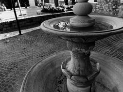 Black and white photo of the fountain with water