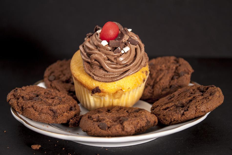 Chocolate cake with cookies