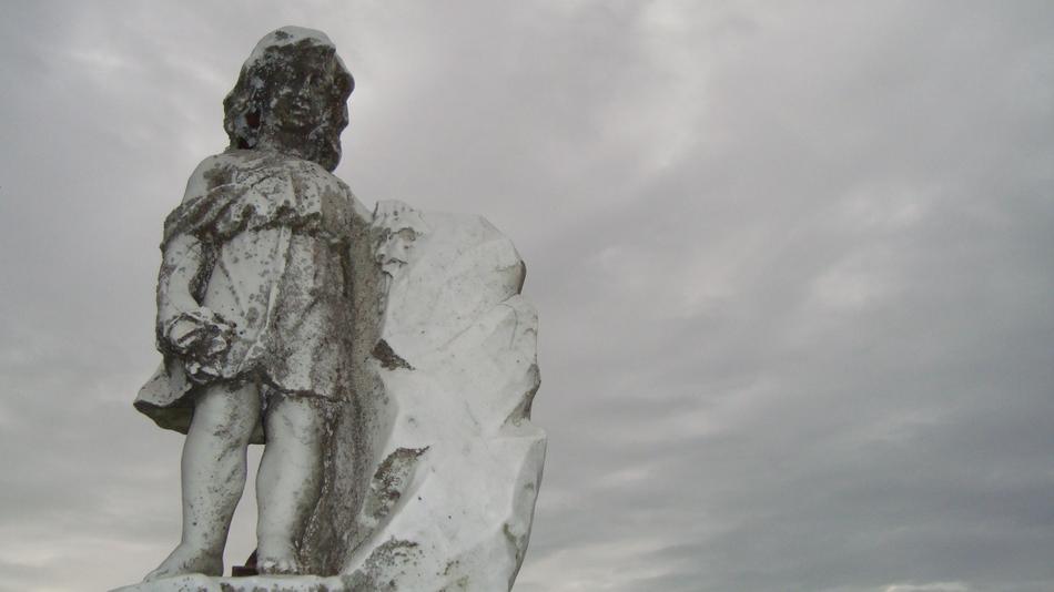Statue grey Girl