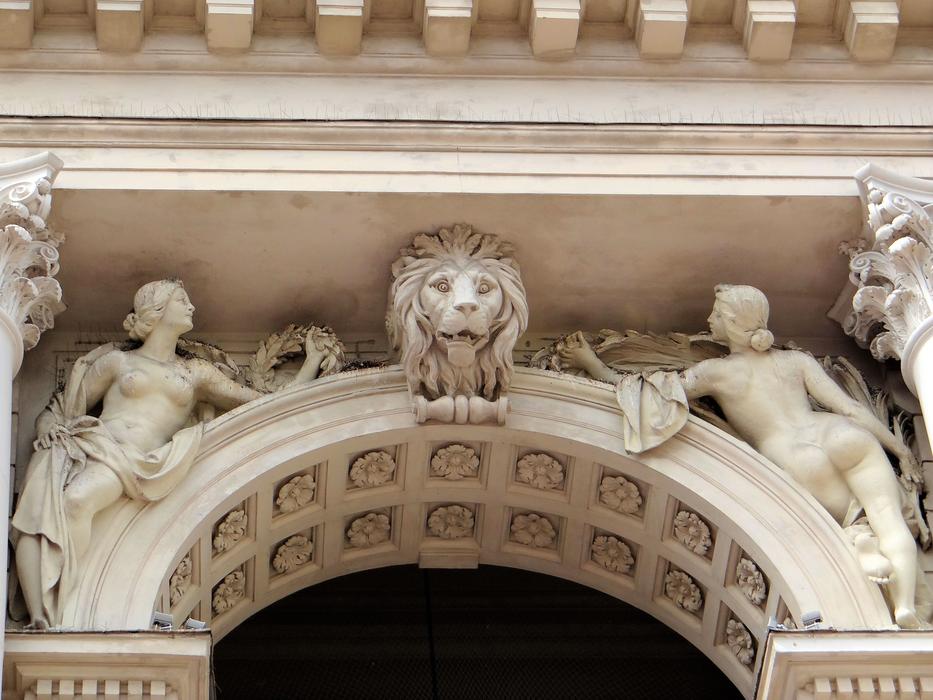 The Figures Above Archiwoltami