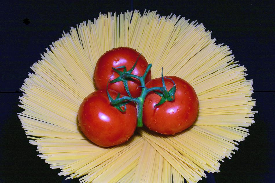 Dry spaghetti with tomatoes