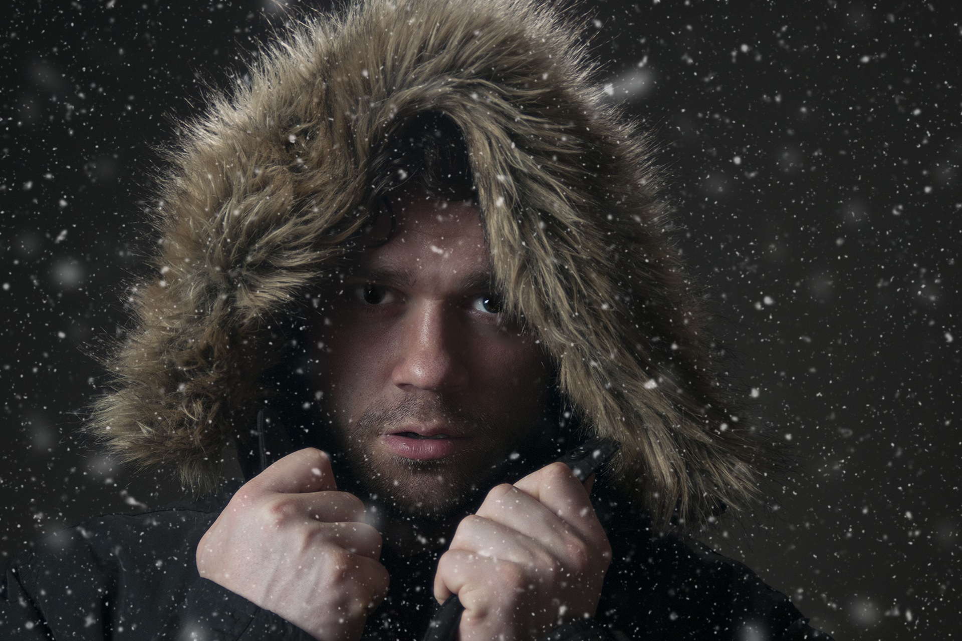 Холодный мужчина песня. Мужчина в снегу. Мужской зимний портрет. Мужчина в снегопад. Фотосессия мужчин зимой.