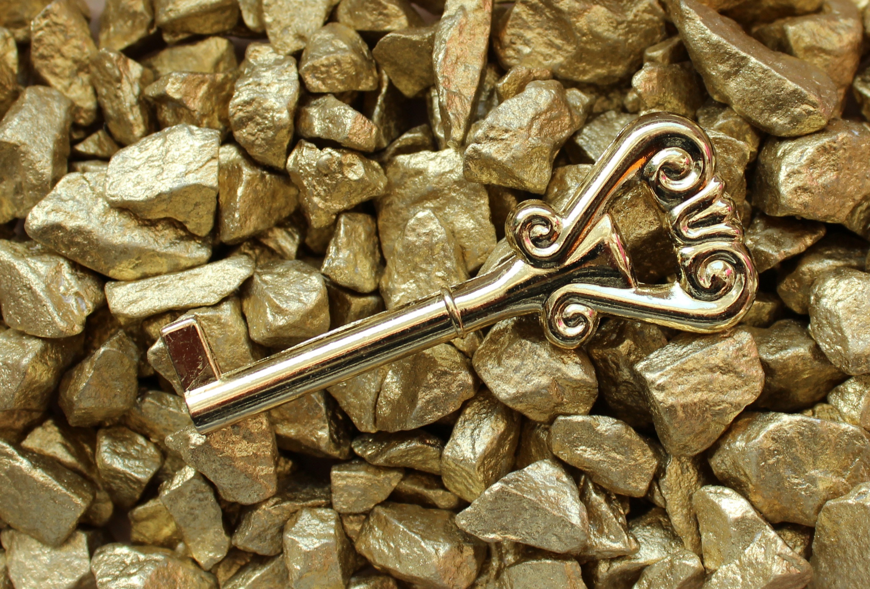 4 keys gold. Золотой ключ. Символ золота. Полезные ископаемые золото. Ключик на заставку.