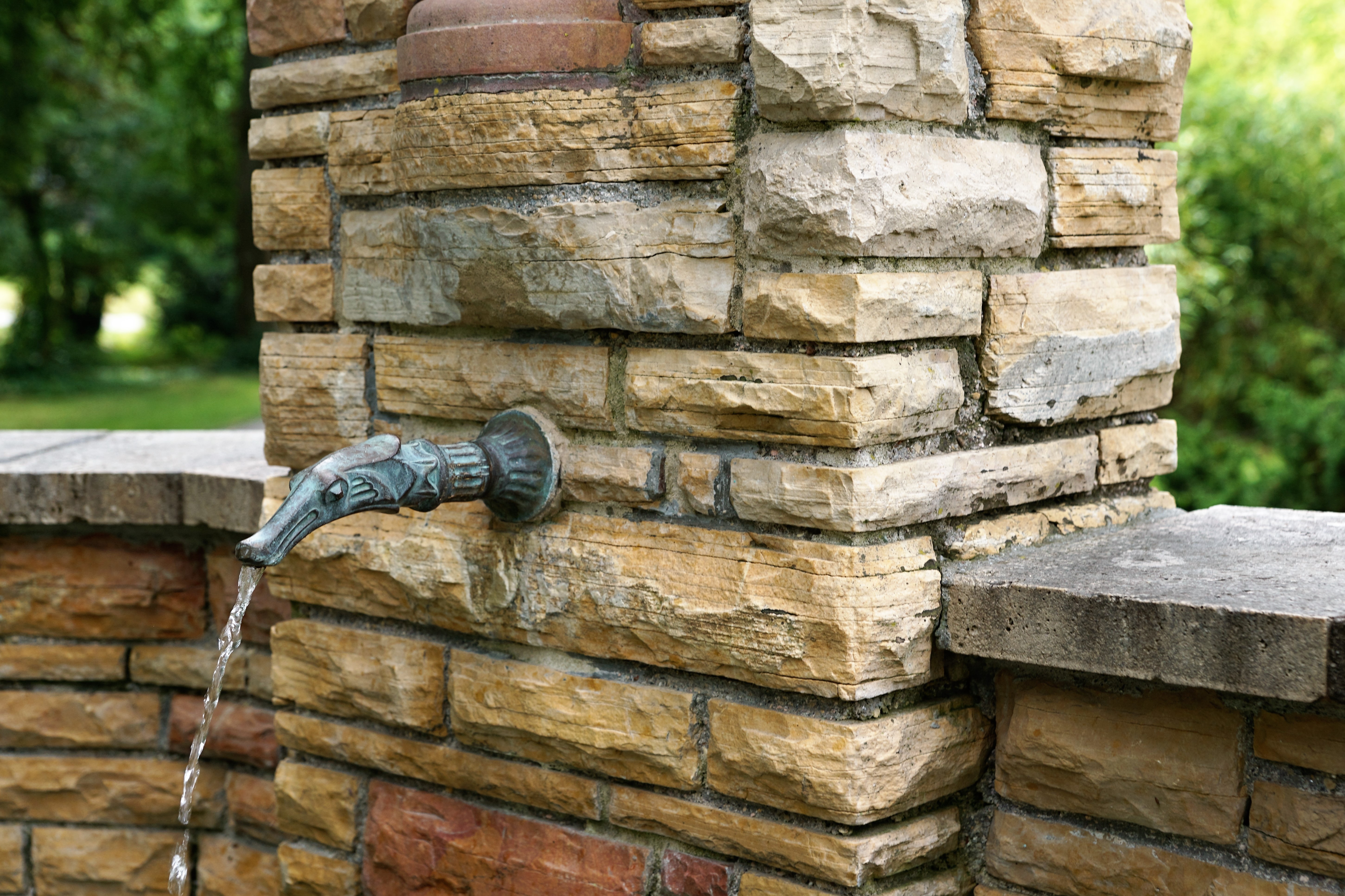 Water brick. Фонтан стена. Water brick. Кирпич в воде. Капли на кирпиче.