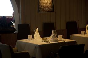 set restaurant table