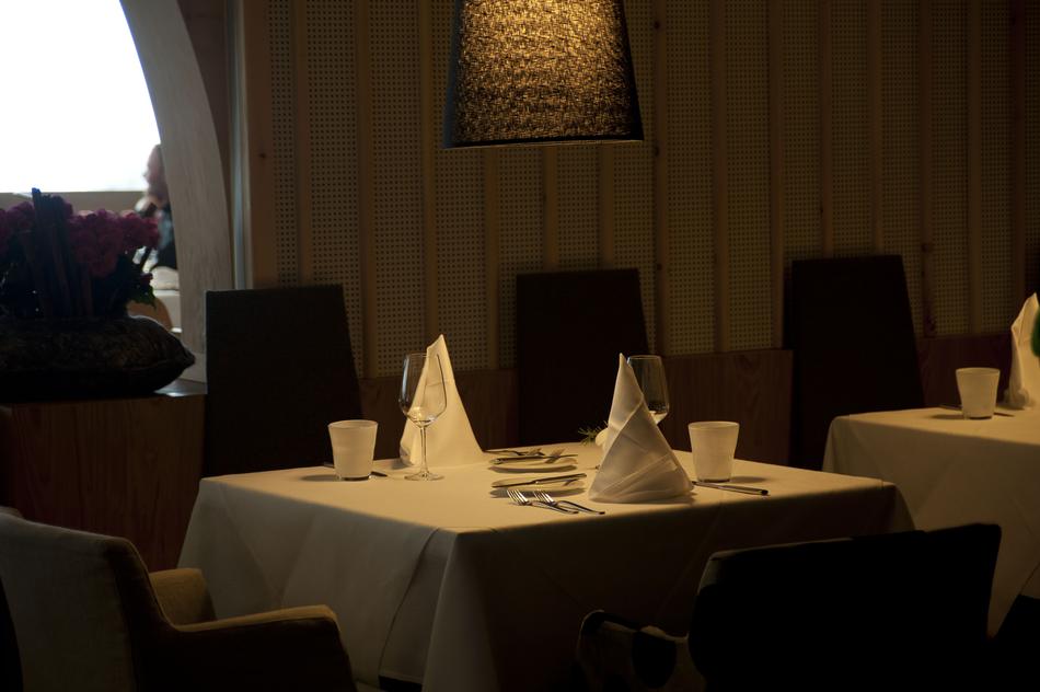 set restaurant table