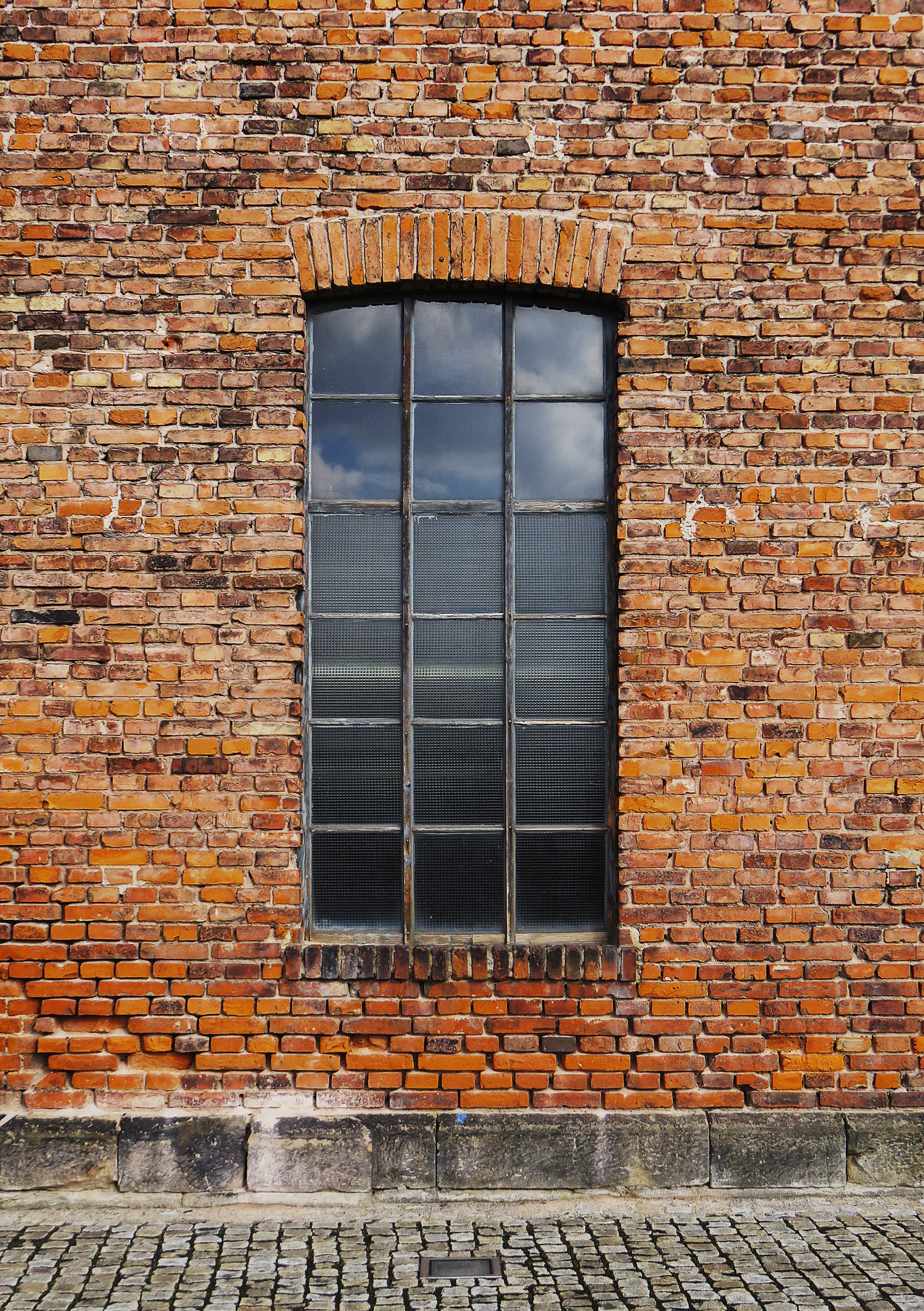 Windows brick. Стена здания. Кирпичное здание. Стена дома. Старинная кирпичная кладка.