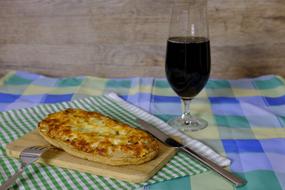 cheese pizza with wine