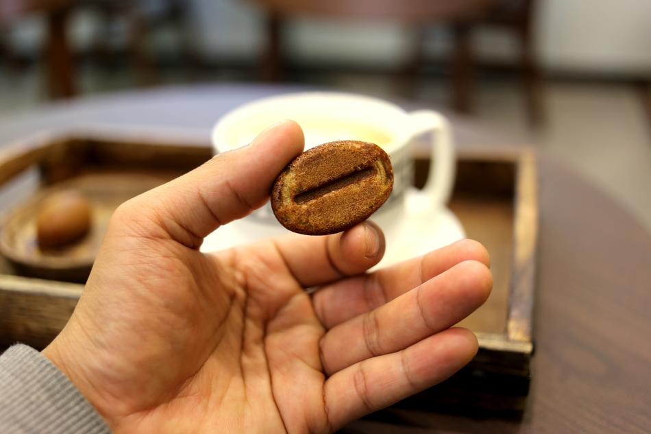 coffee cookies in hand