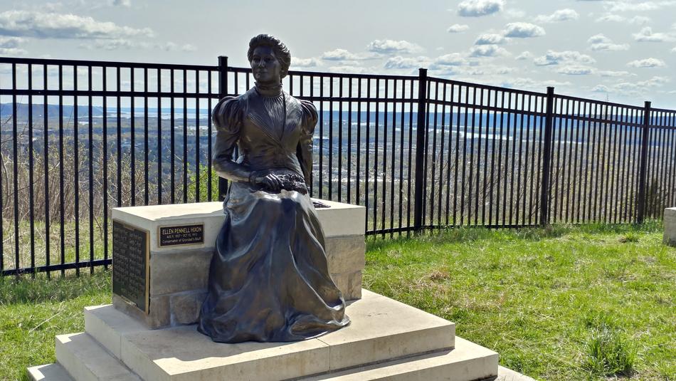 Statue Historic Woman