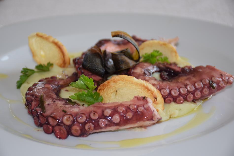 Fresh octopus with vegetables
