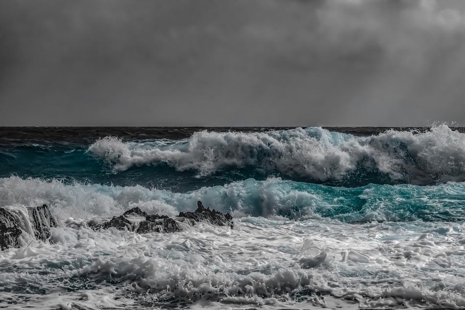 Waves Storm Spray