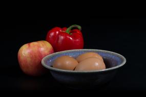 Eggs with apple and peppers
