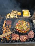Vegetable appetizer with grilled meat