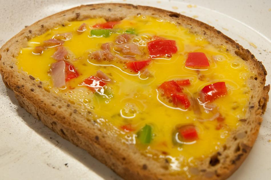 Bread with egg and peppers